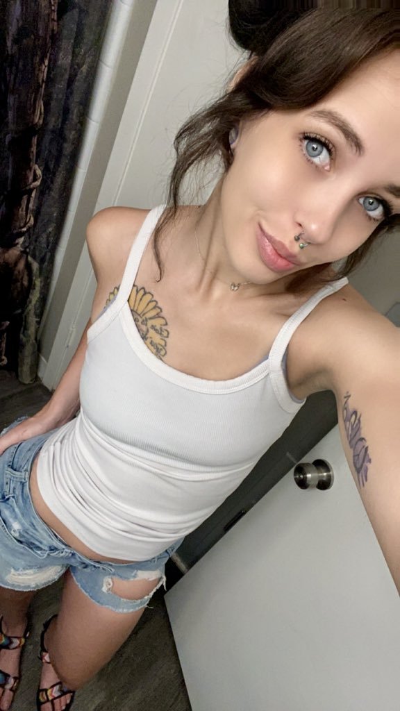 Dark Haired Tattoo Hottie #vNrKkvO2
